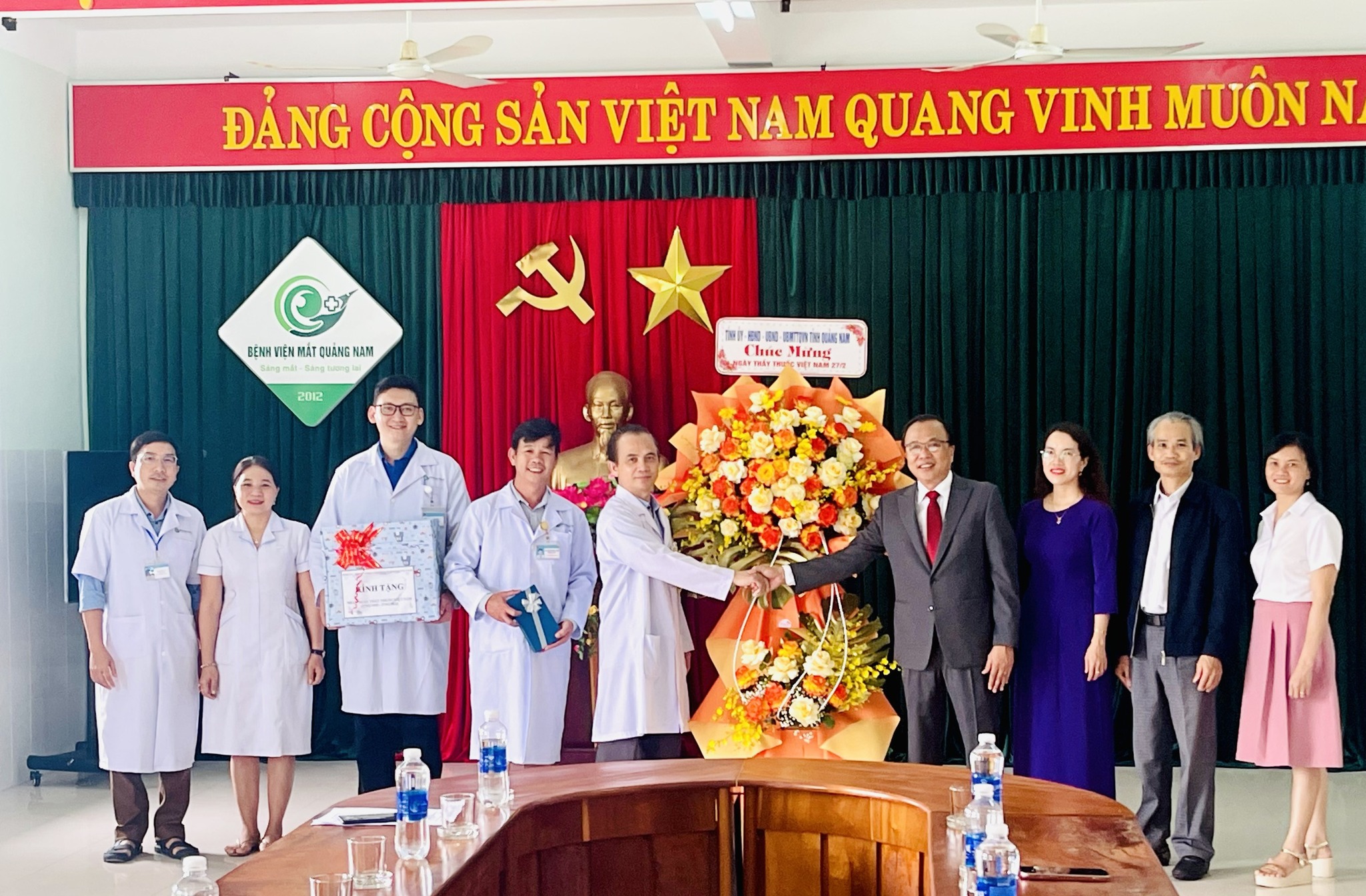 TS. BS. MAI VĂN MƯỜI - TỈNH ỦY VIÊN - GIÁM ĐỐC SỞ Y TẾ ĐẾN THĂM VÀ CHÚC MỪNG BỆNH VIỆN MẮT QUẢNG NAM NHÂN KỶ NIỆM 69 NĂM NGÀY THẦY THUỐC VIỆT NAM